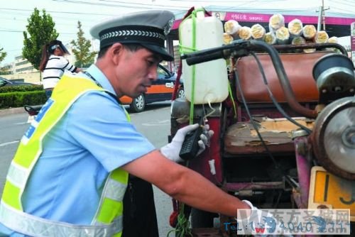 山东济宁交警查处“劳模”三轮车 打“点滴”上路