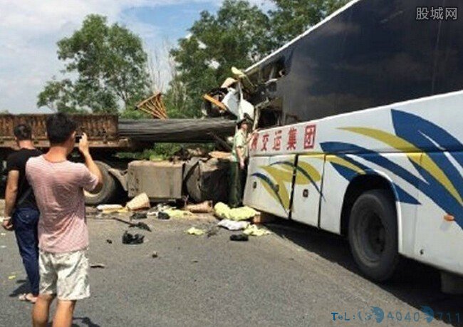 货车撞大客致5死