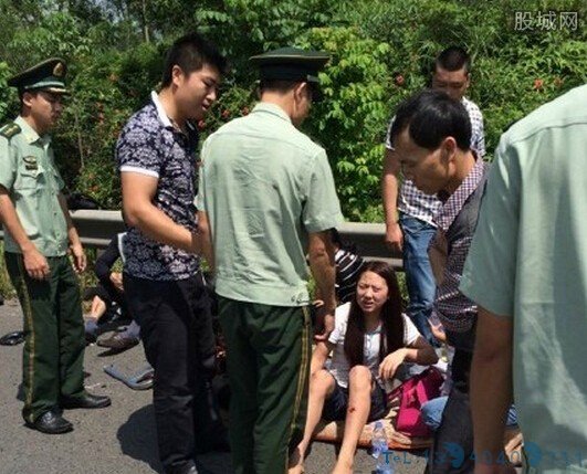 货车撞大客致5死