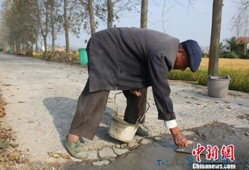 江苏盐城八旬老人坚持乡间护路 义务修路50年