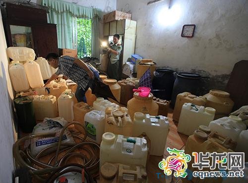 居民私囤一吨半危化品在后院 相当于一颗小型炸弹