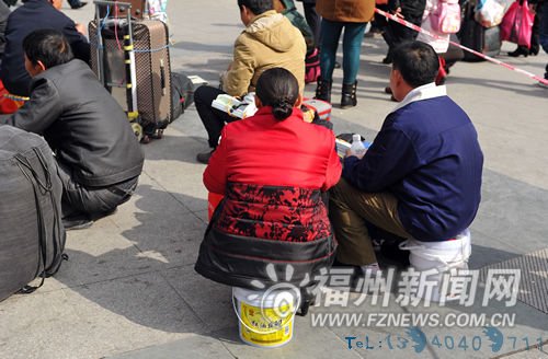 既当凳子又装行李　塑料桶成农民工春运“法宝”