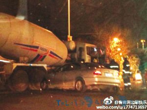 宝马撞搅拌车柴油漏一地塑料桶接漏油沙土盖路面(图)