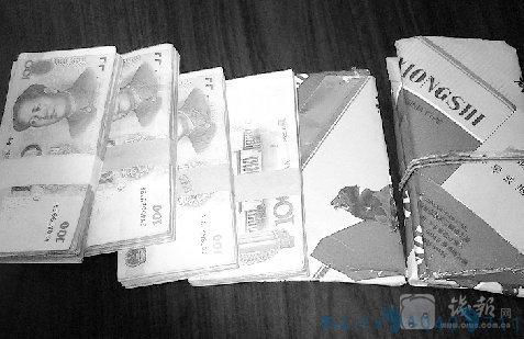 现实版“傻根”乘火车 塑料桶内装14万现金