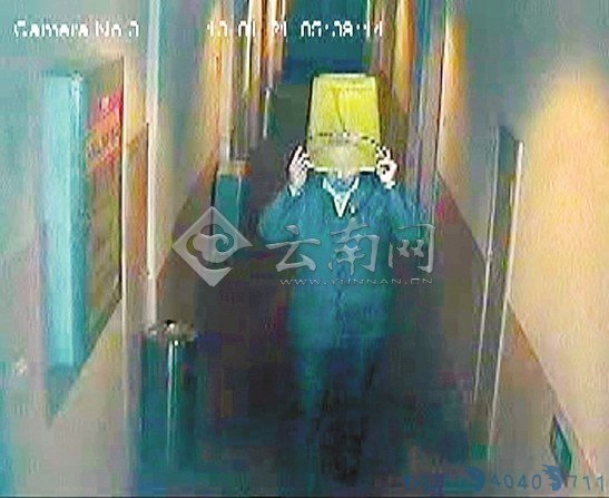 云南现实版掩耳盗铃 男子塑料桶套头行窃被拍下