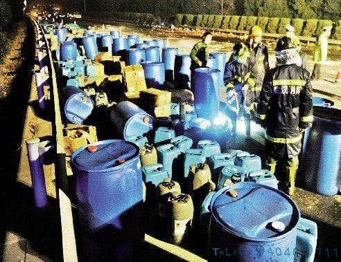 装有毒化学物货车倾翻 300个有毒塑料桶散落高速(图)