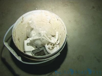 葛女士藏钱的塑料小桶。梅建明 摄
