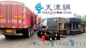 一辆拉了31吨润滑油的货车途经中北桥时，车轮突然爆胎，车厢发生侧翻，近两吨润滑油洒在了桥面上。就在救援过程中，记者发现有市民冒险在路边用塑料桶淘润滑油。