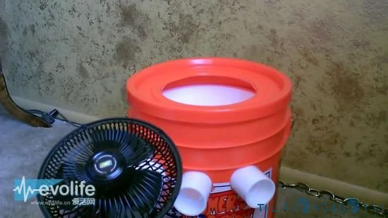 穷人孩子早当家 用塑料桶自制空调也是醉了