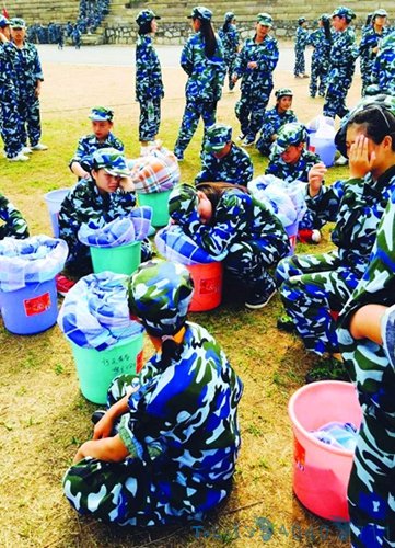 湖南：大一女生军训被罚 操场头戴塑料桶裹棉被晒太阳