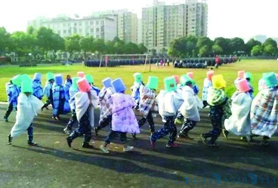 大一女生军训被罚操场裹棉被晒太阳 头戴塑料桶跑步