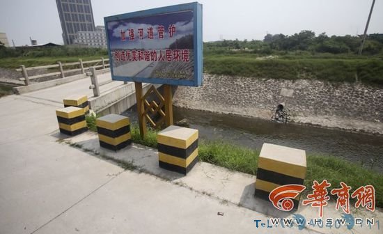 清洗废塑料桶残留物废液流入