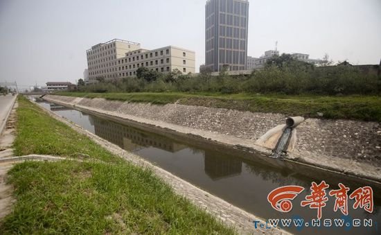 清洗废塑料桶残留物废液流入