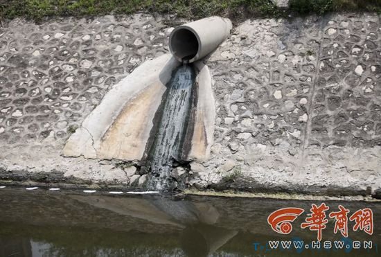 清洗废塑料桶残留物废液流入