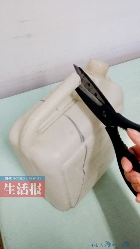 从手柄处，在塑料桶桶身上部中间位置，往下方斜画一根线，直到底部边角位置。另一面也对称画好一根线，注意两面的距离和弧度要对称。