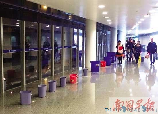 南宁机场新航站楼天花板漏水 机场称商家装修所致