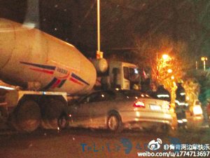 宝马撞搅拌车柴油漏一地 塑料桶接漏沙土盖路面
