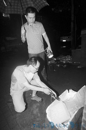 老人拾荒捡白色塑料桶散发刺鼻气味 居民急疏散