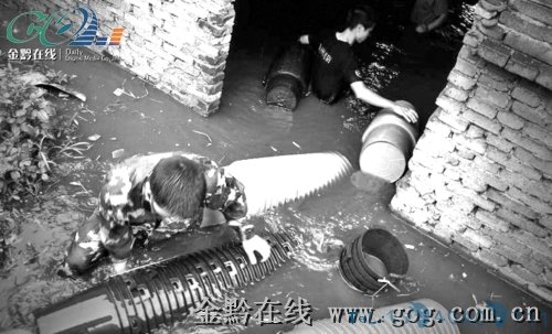 遵义红花岗一库房被淹 六万只塑料水桶顺水漂(图)