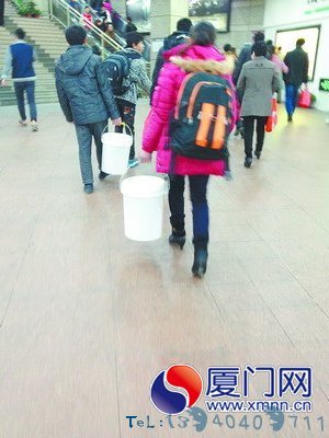 多功能塑料桶既当容器又当凳子
