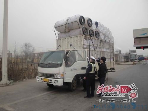 超高车满载塑料桶近二层楼高 高速查获（图）