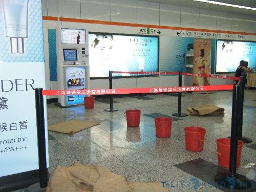 【记者即时播报】静安寺2、7换乘通道顶部漏水 车站用塑料桶接水