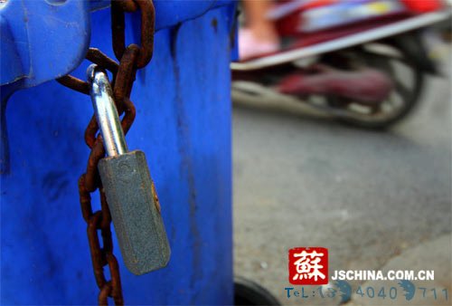 南京文体路上演小偷与环卫所“垃圾桶争夺战”