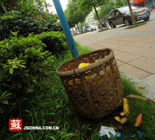 南京文体路上演小偷与环卫所“垃圾桶争夺战”