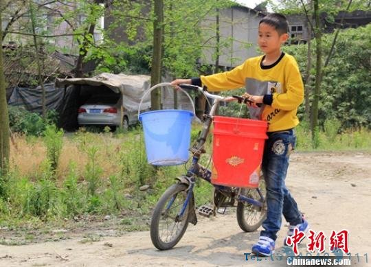 成都温江400余民众饮水难靠送水度日