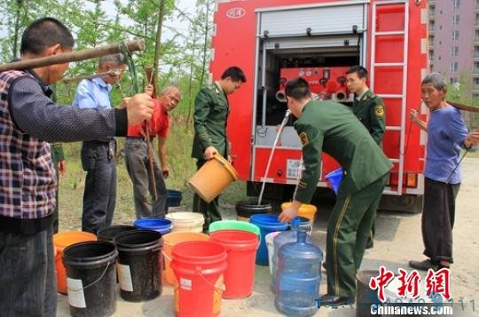 成都温江400余民众饮水难靠送水度日