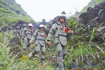 我军雷场铁汉曾仅用一把剪刀排除70多枚地雷