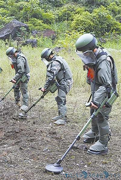我军雷场铁汉曾仅用一把剪刀排除70多枚地雷