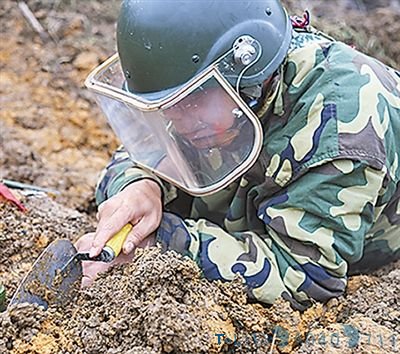 我军雷场铁汉曾仅用一把剪刀排除70多枚地雷