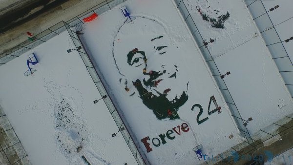 中国大学生雪绘科比画像 美媒邀其赴美观赛(图)
