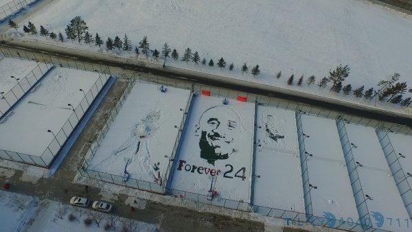 中国大学生雪绘科比画像 美媒邀其赴美观赛(图)