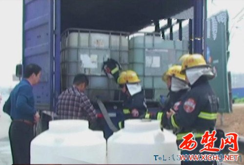 车辆装载双氧水发生泄露 消防官兵紧急转移