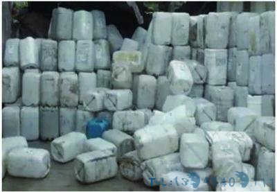 贵阳城郊窝点储存30余吨危化品 执法人员将其扣押转运