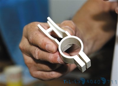【视频】老人自制马桶节水器 共省水30万吨