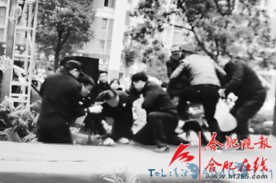 好民警奋不顾身 夺下装满“汽油”的塑料桶