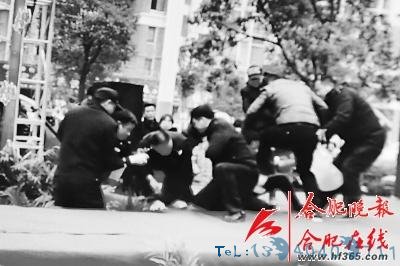诉求长期未解男子走极端 民警奋不顾身夺下“汽油”桶