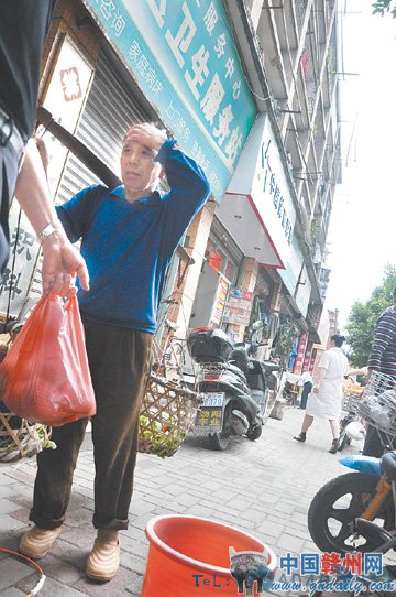 “天降”塑料桶 砸伤老汉头