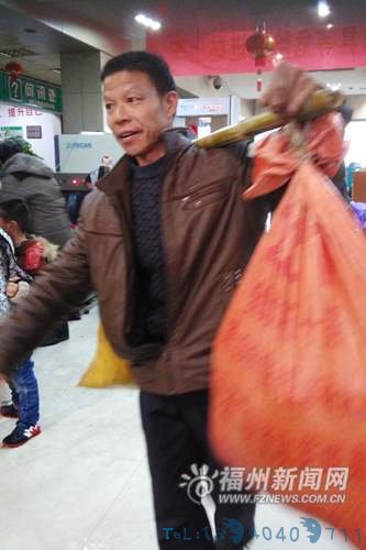 外来务工人员返乡　扁担塑料桶化身“春运神器”