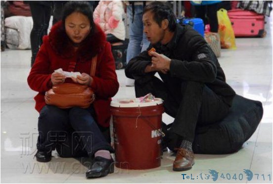 温暖牌塑料桶 老两口的移动驿站