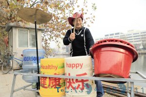 老顽童专打废旧桶 打“鼓”视频点击超6万次
