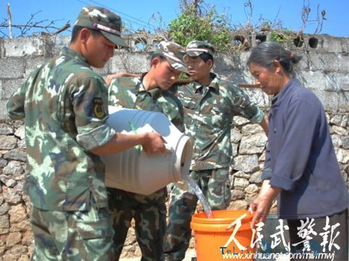 武警贵州总队挑水桶攀山路 送水1800多吨
