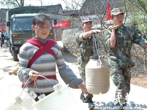 武警贵州总队挑水桶攀山路 送水1800多吨
