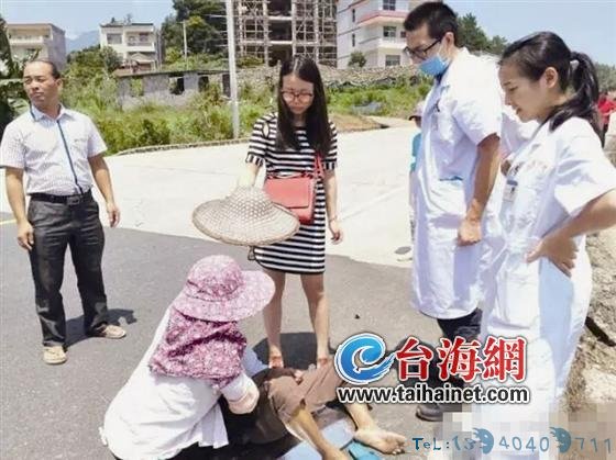 龙岩：阿婆突然癫痫发作 爱心姑娘出手救治