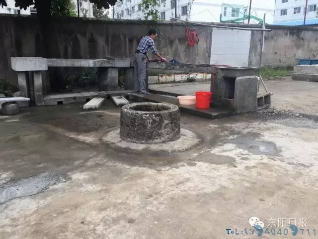 一龄童独自打水时坠井 监控拍下惊险一幕