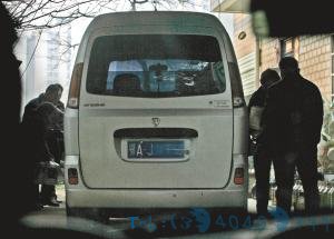 民房暗藏“山寨加油站” 塑料桶盛油铁漏斗加油