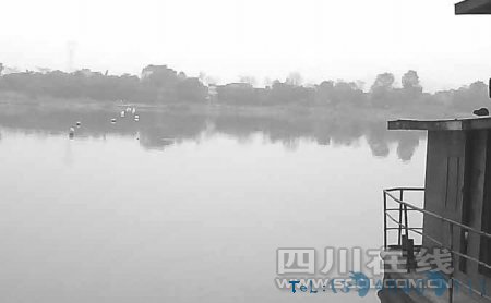 涪江渡船缺少浮标 船师用塑料桶自制土航标